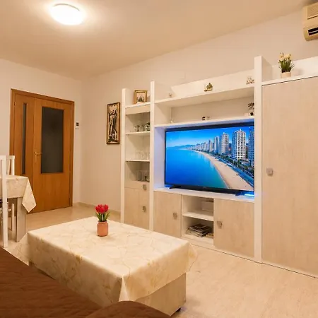 2 Bedroom Flat 100m From The With Huge Terrace Appartement